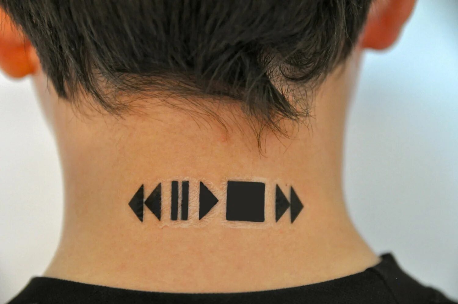 Тату кнопки плеера. Tattoo play. Тату пауза. Эскизы тату пауза плей. Татуировка пауза.