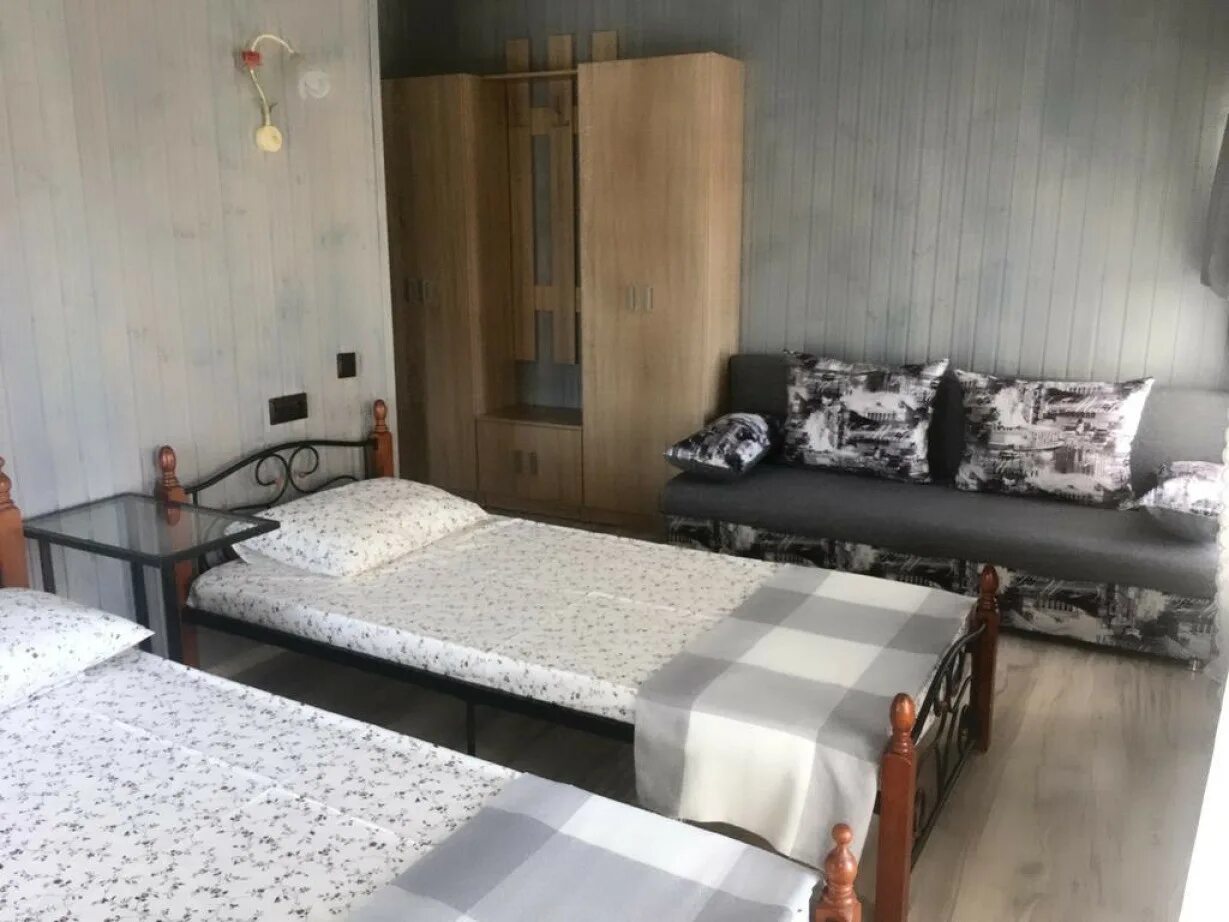 Беккер хаус турбаза. Гостиница мидас керчь. Гостевой дом family house. Отель мидас донецк адрес. Фэмили хаус астрахань.
