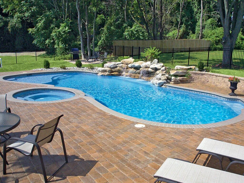 ракушечник вокруг бассейна. плавательный пруд-естественный бассейн в саду. красивый уличный бассейн. около бассейна видео. ландшафт вокруг бассейна.