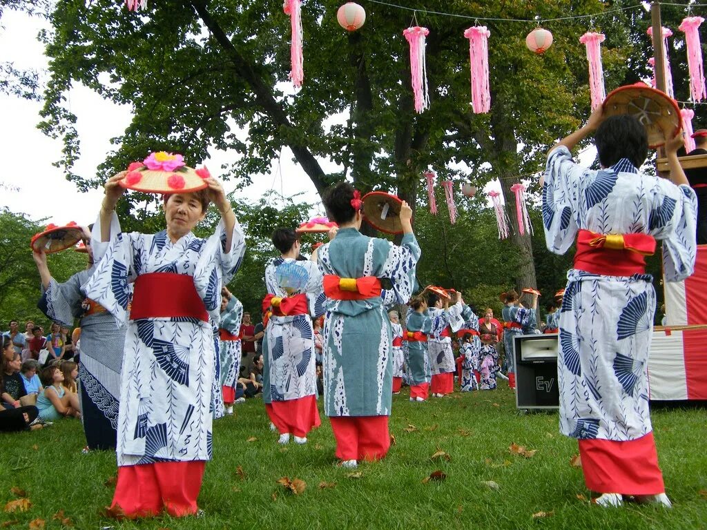 Cultures topic. Сино Одори. Летний фестиваль в Японии. Летние фестивали в Японии украшения. Японские конкурсы на фестиваль.