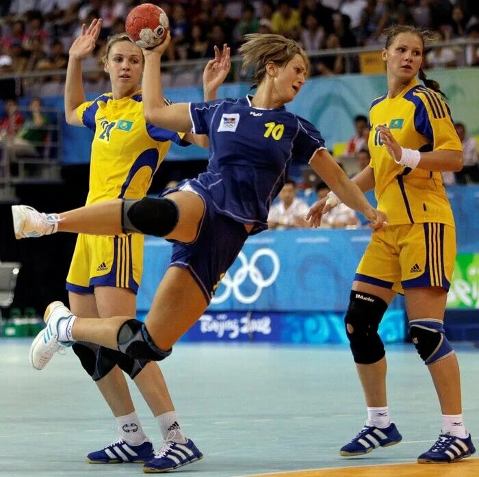 Гандбол презентация. Футбол баскетбол волейбол. Игровые виды спорта. Handball 17. Виды спорта футбол волейбол баскетбол.