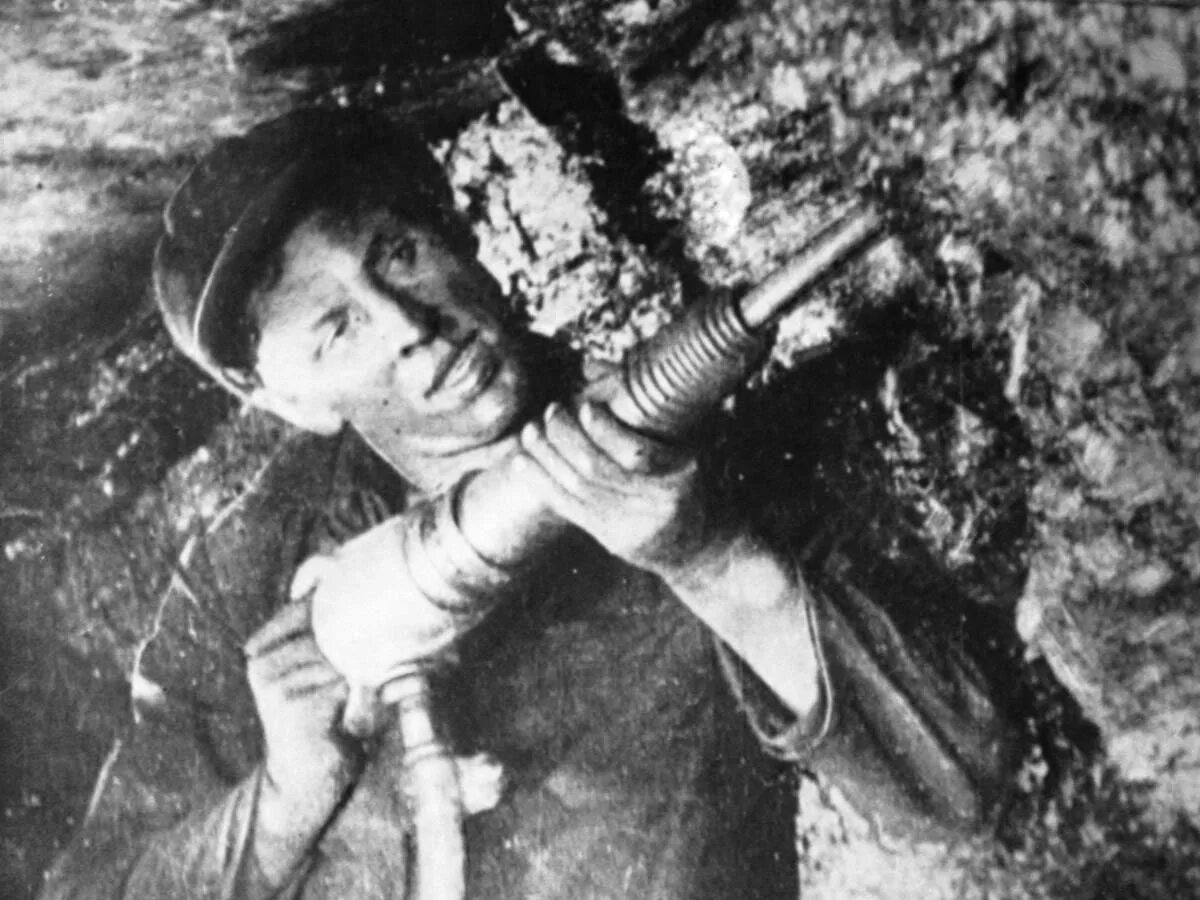 Шахтер новатор. Никита изотов стахановец. Алексей григорьевич стаханов. Шахтер новатор. Никита алексеевич изотов.