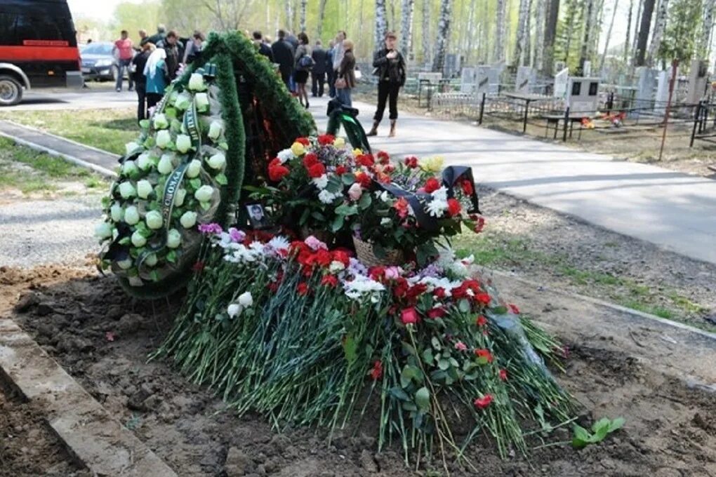Когда нужно идти на кладбище после пасхи. Родительский день на кладбище. радоница на кладбище. пасха на кладбище. родительский день на кладбище 2025.