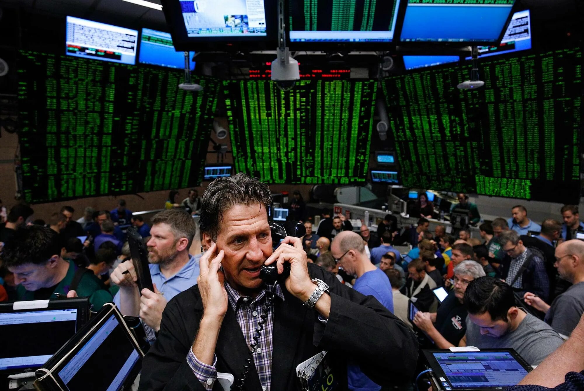 Торги на бирже. Брокеры на бирже. Трейдер фондовая биржа. Игроки на фондовой бирже.