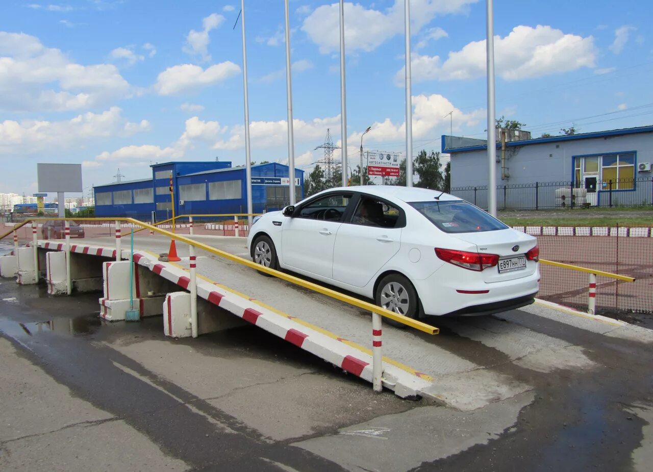 Эстакада экзамен в ГАИ. Горка ПДД экзамен автодром. Эстакада на автодроме. Эстакада автошкола. Как выполнять эстакаду