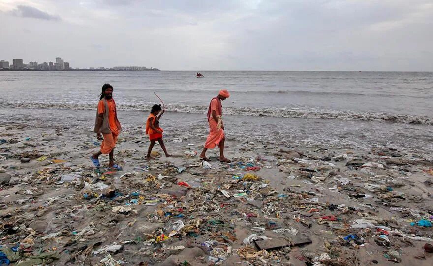 К чему приводит загрязнение окружающей среды. Загрязнение пляжей. Грязные пляжи Индии. Мусорный пляж. Самый грязный пляж.