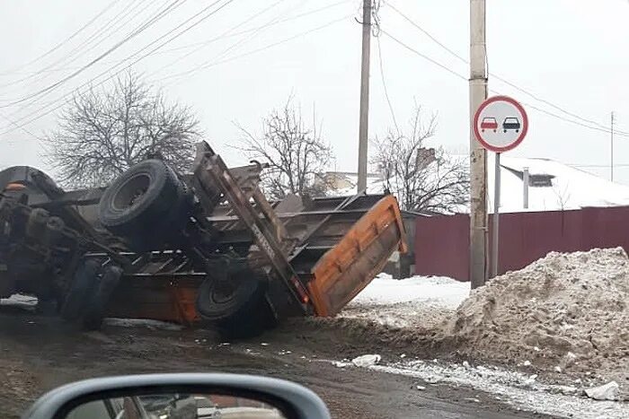 Новости шахты сегодня происшествия. Шахтный КАМАЗ. ДТП КАМАЗ перевернулся. Прицеп опрокидывающийся.