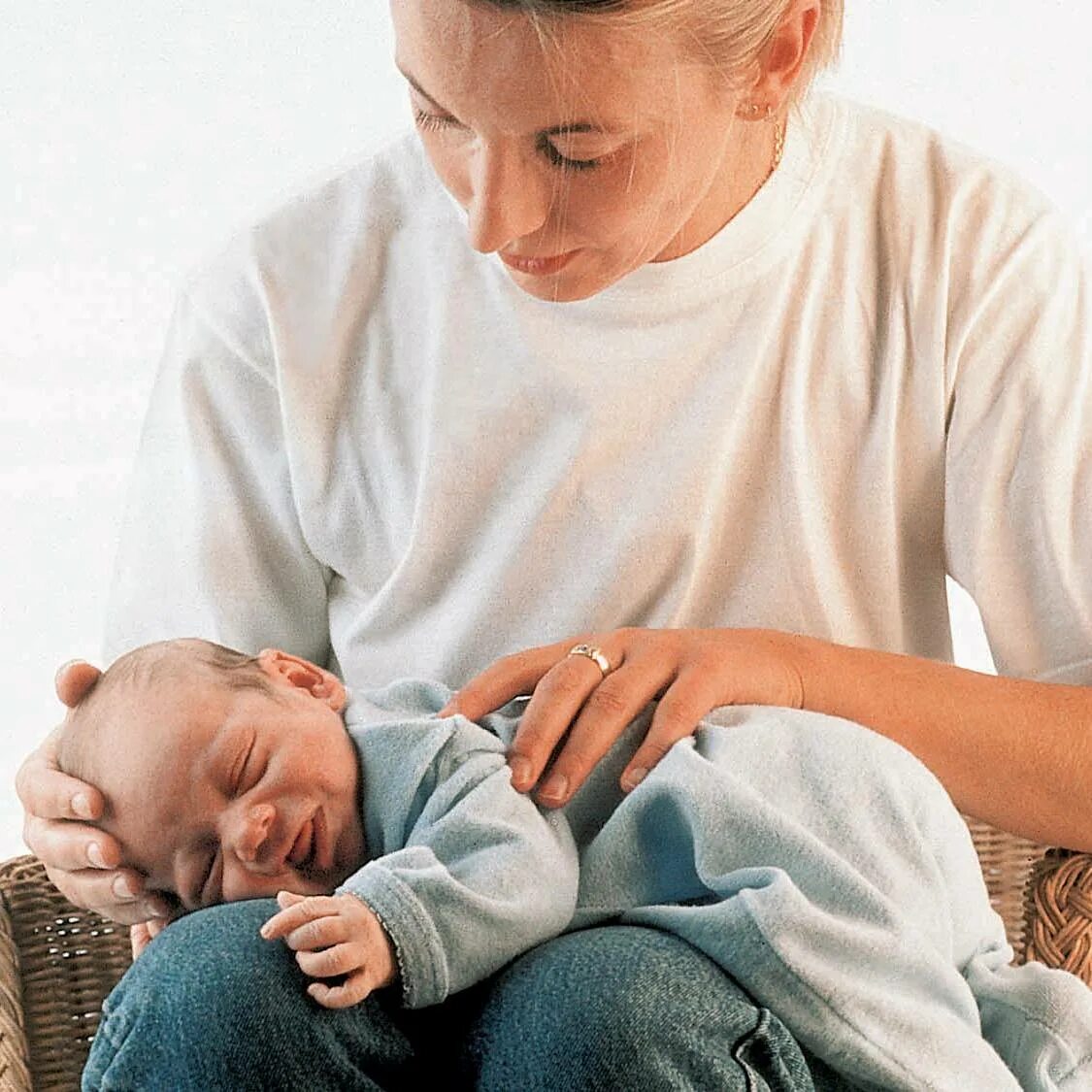 Возьму новорожденного. Как правильно держать новорожденного. Ношение на руках новорожденных. Позы для отрыжки у новорожденных. Позы для новорожденных на руках.