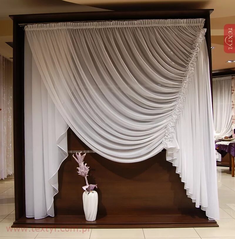 задрапировать окно тюлем. красивая тюль. воздушные шторы. задрапировать окно тюлем. окно со шторами.