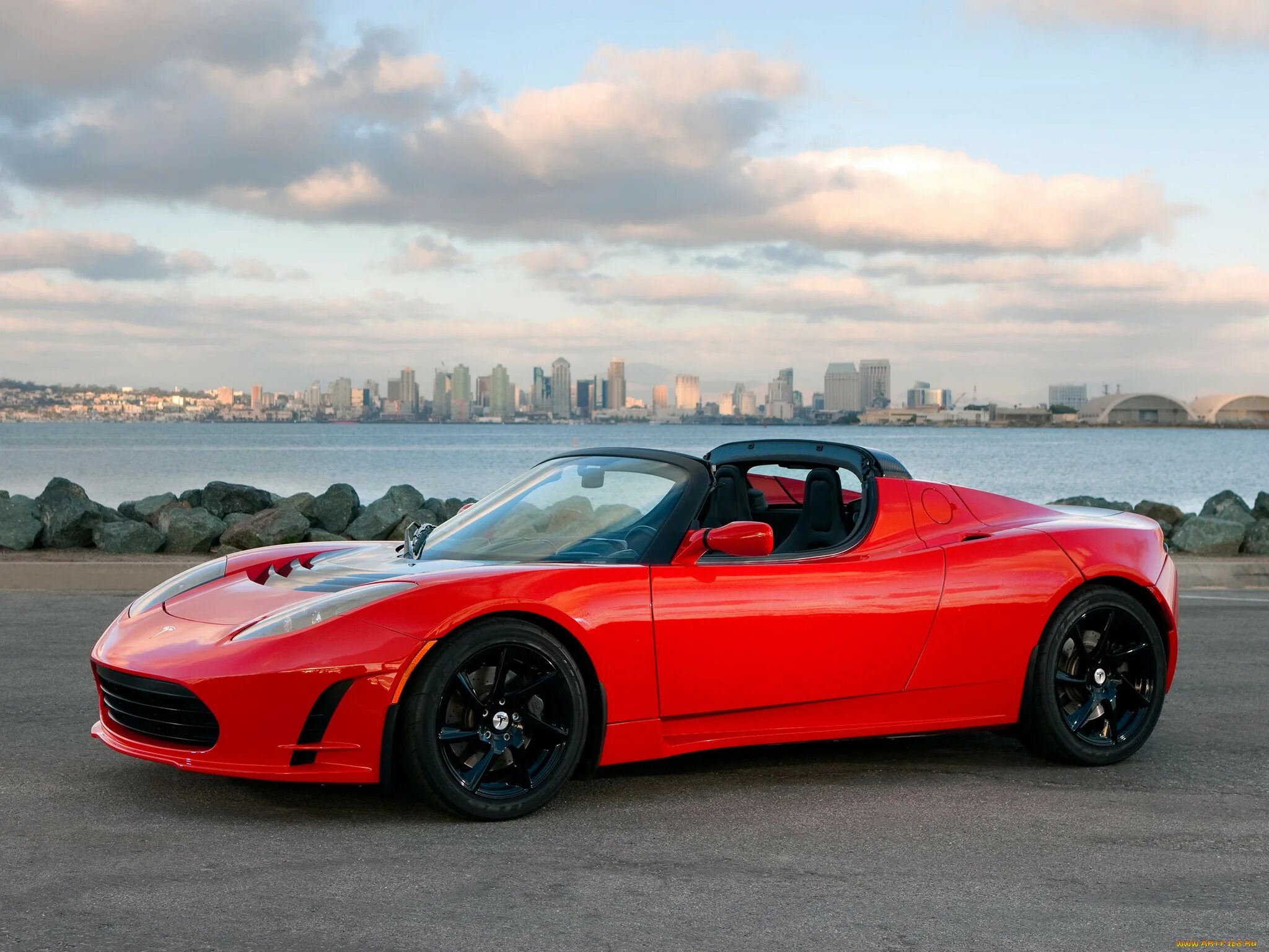Фотографии автомобилей. Тесла родстер. Tesla Roadster 2019. Tesla Roadster Шварценеггер. Шварценеггер на Тесле Роадстер.