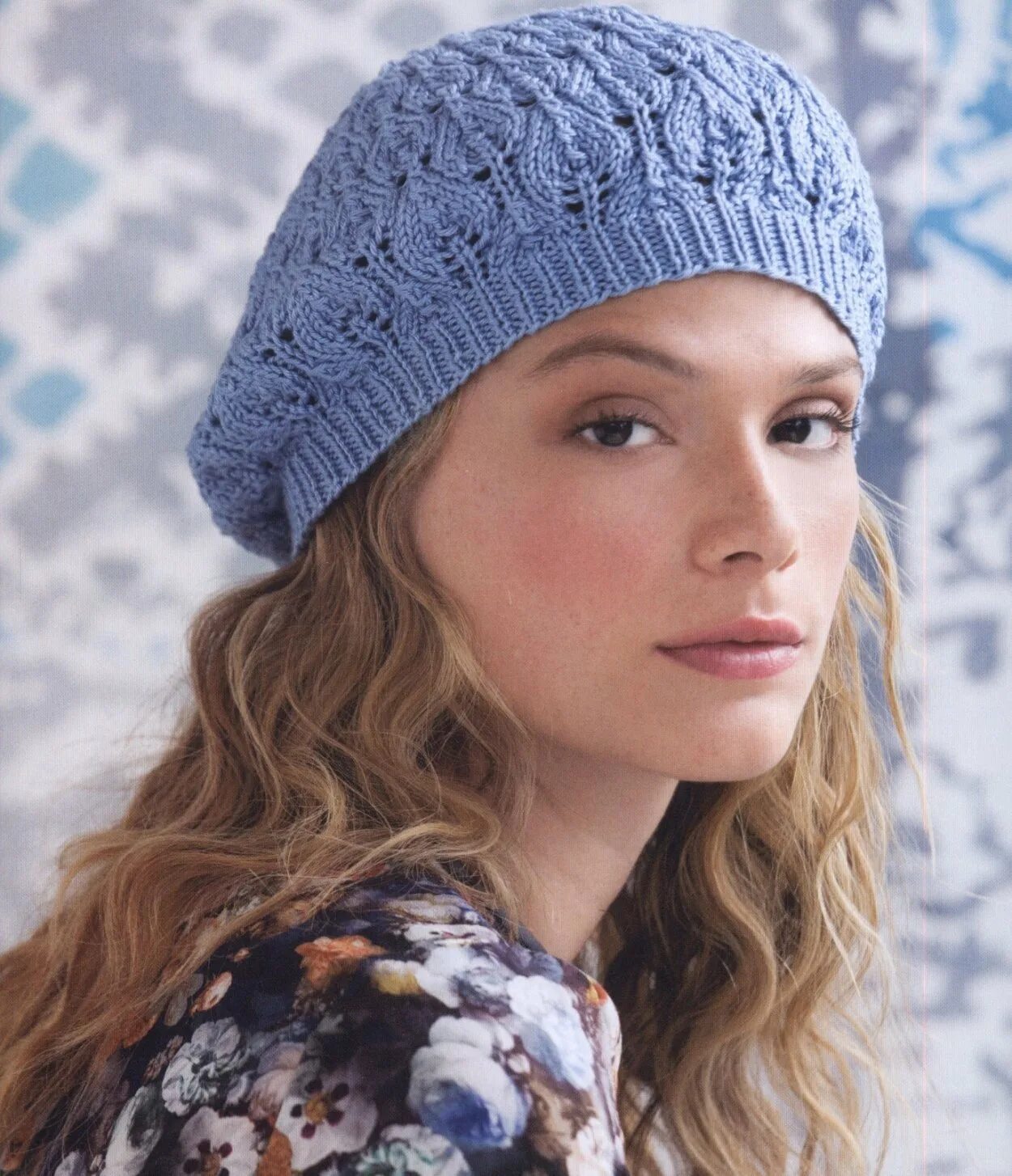 шапка спицами для женщин. женские шапки для пожилых. вязаные шапки для женщин. шапка женская спицами. шапка вязаная.