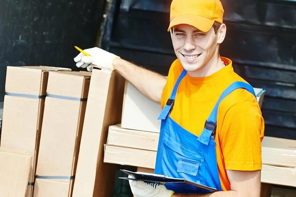 Нужны кладовщики. Нужны кладовщики. Требуется кладовщик на склад. Кладовщик. Человек на складе.