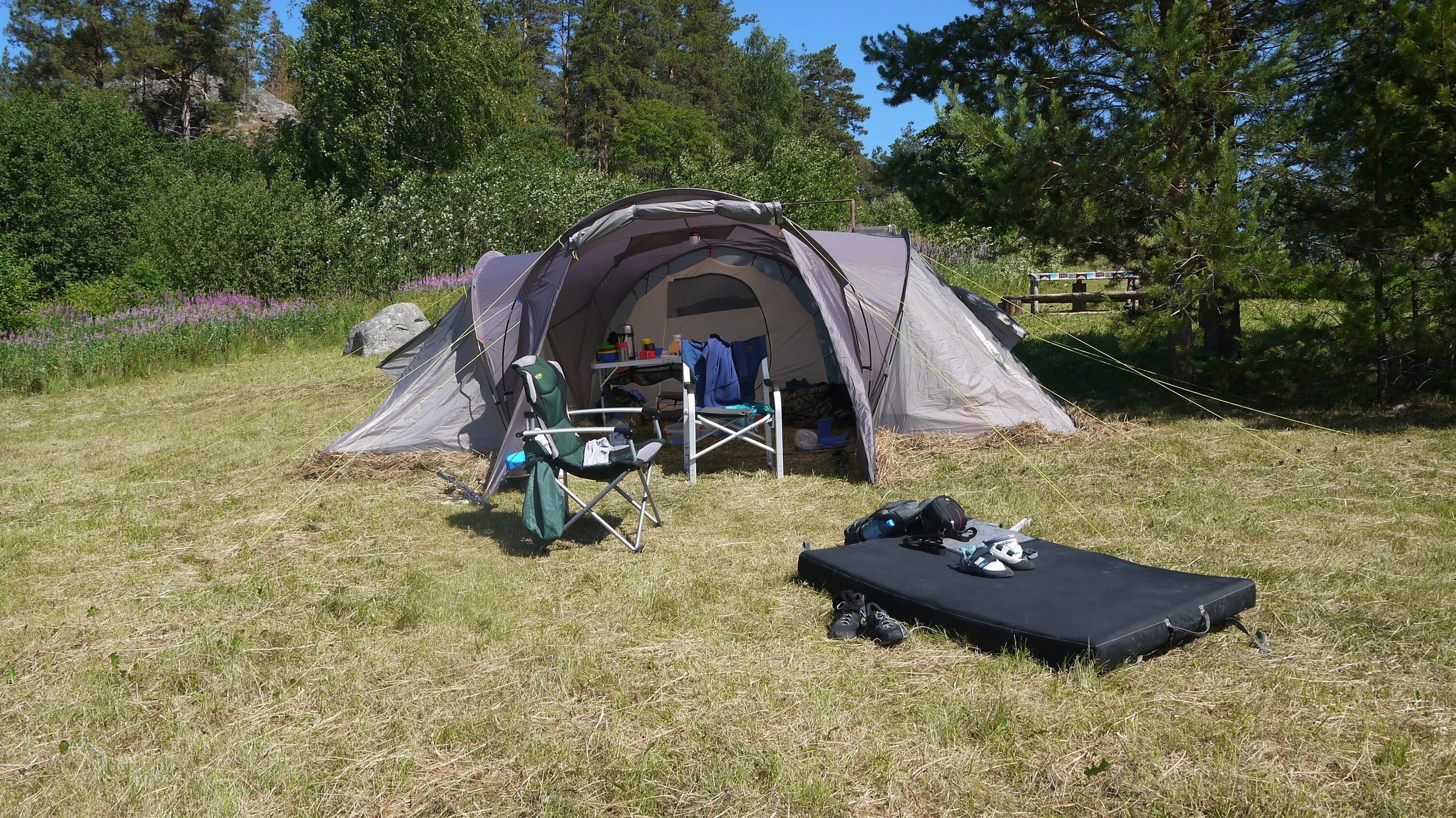 Camping в подмосковье. Истра кемпинг. Поход с палатками в Подмосковье. Истра кемпинг с палатками. Кемпинг в Карелии с палатками.