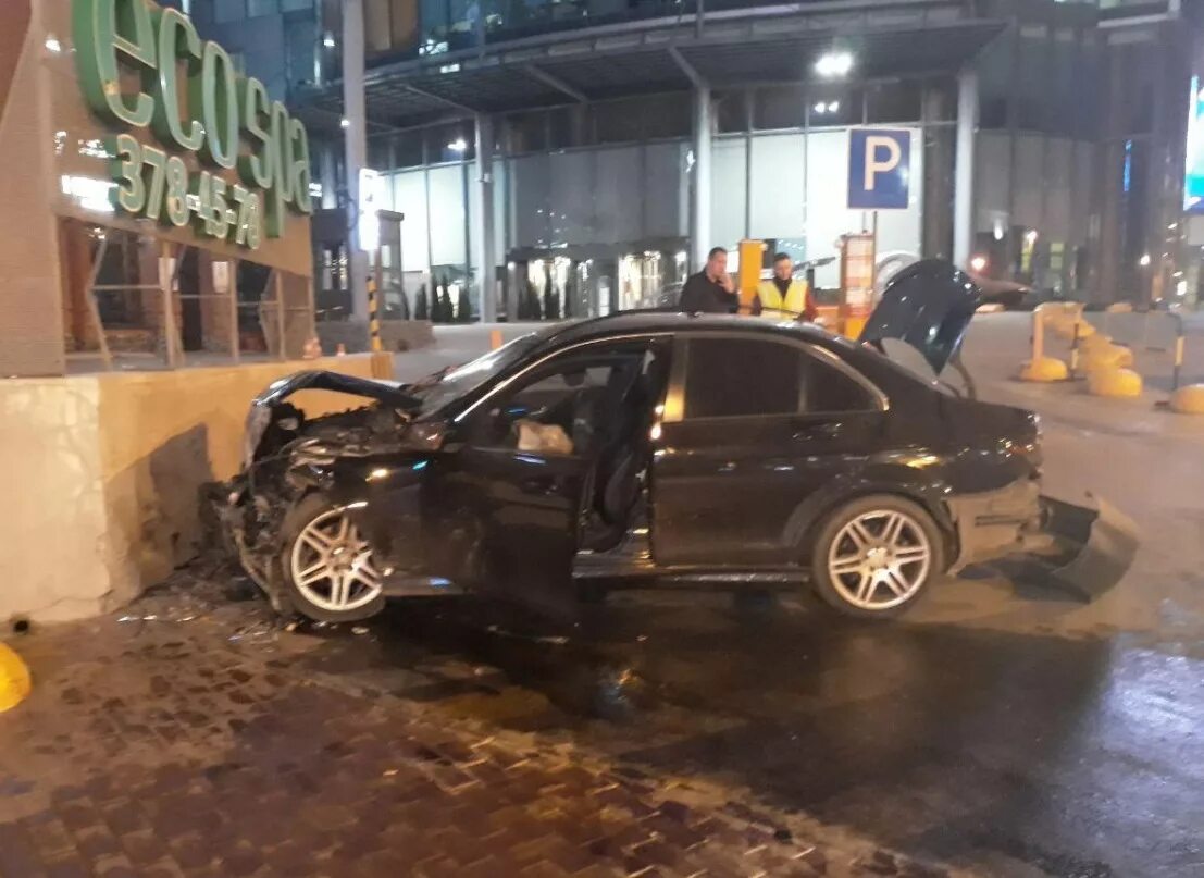 Е1 екатеринбург новости происшествия сегодня. Авто авария мерседес в екатеринбурге. авария, машина. в екатеринбурге в екатеринбурге.. дтп екатеринбург мерседес. авария мерседес бенц екатеринбург.