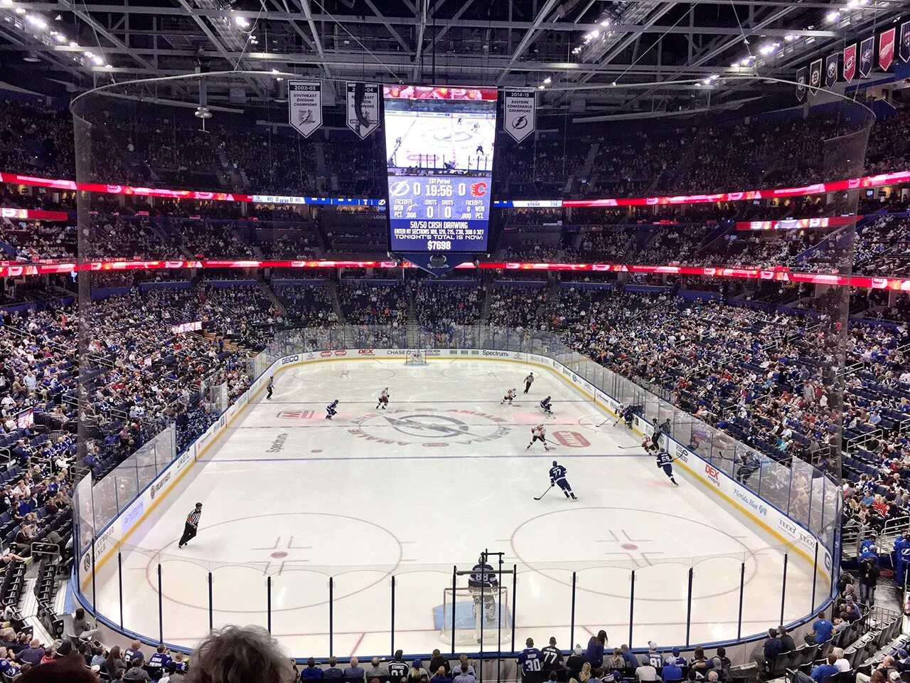 Команда arena. Арена Тампа Бэй. Amalie Arena Tampa. Хоккейные арены НХЛ. Арена Тампа Бэй Лайтнинг.