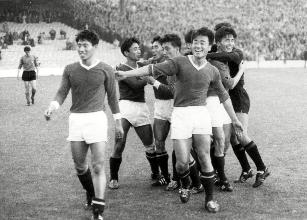 Чм по футболу 1966. Сборная кндр по футболу 1966. футбол чемпионат мира 1966 года северная корея. футбол чм 1966 корея сборная. 1966 англия футбол.
