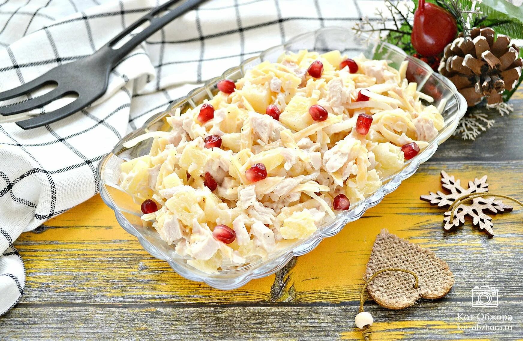 Рецепт салата курица ананас грибы сыр. Салат с ананасом и курицей и грибами. салат курочка ряба с ананасом. салат из курицы с ананасами и грибами. салат курица сыр ананас с грибами.