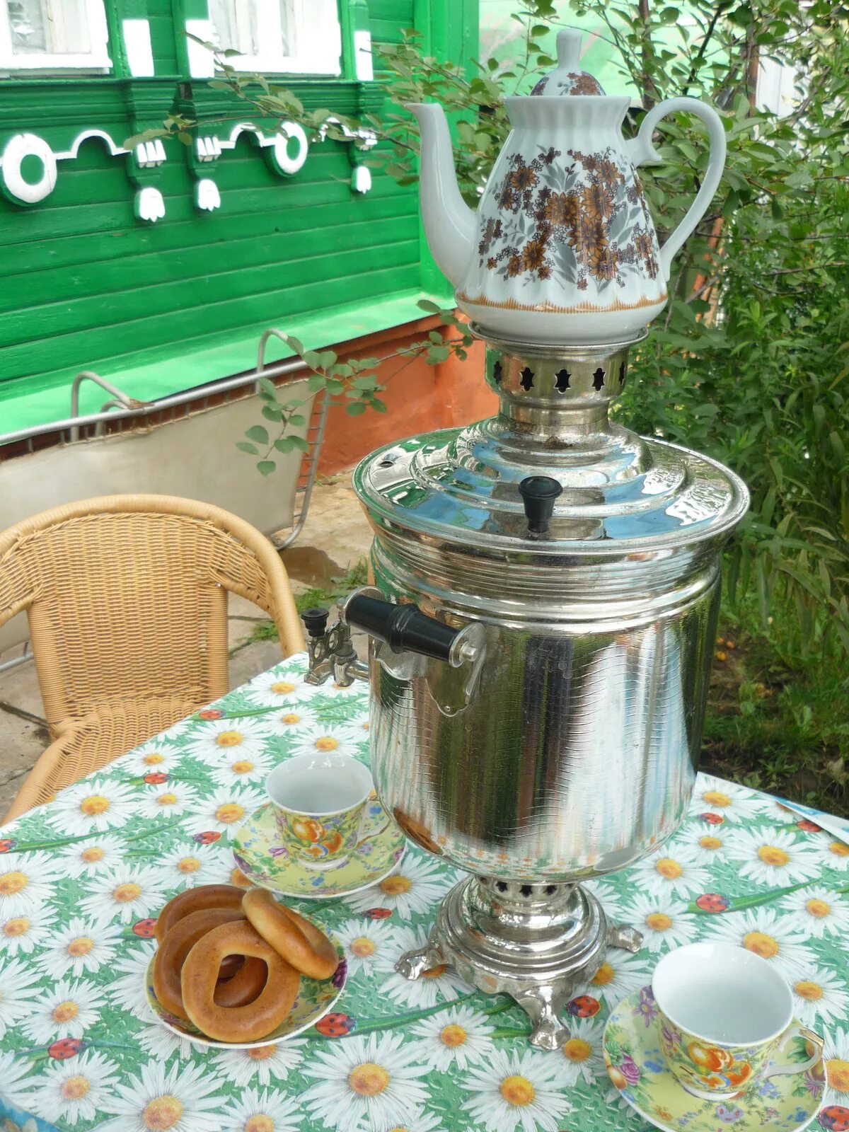 Самовары краснодар. Тульский самовар чаепитие. Чай в самоваре на дровах. Самовар на даче. Чай из самовара.