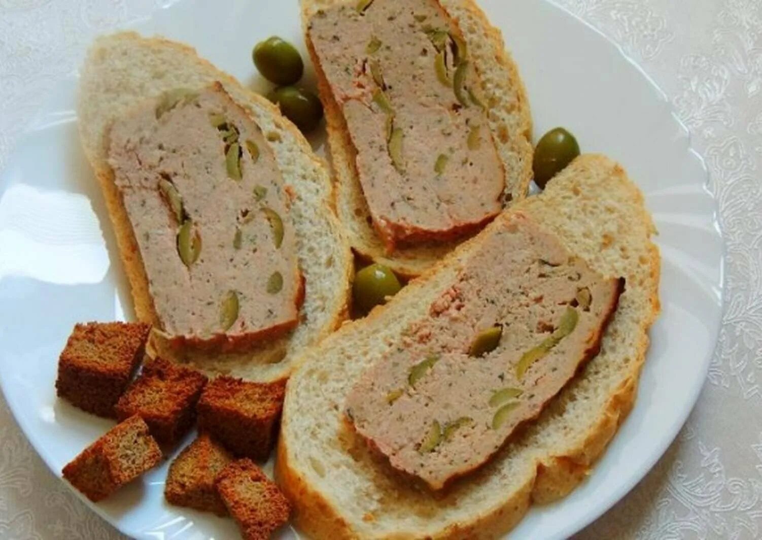 Мясной хлеб простой рецепт. Мясной хлеб. Мясной хлеб в духовке. Хлеб с оливками. Хлеб из свинины.