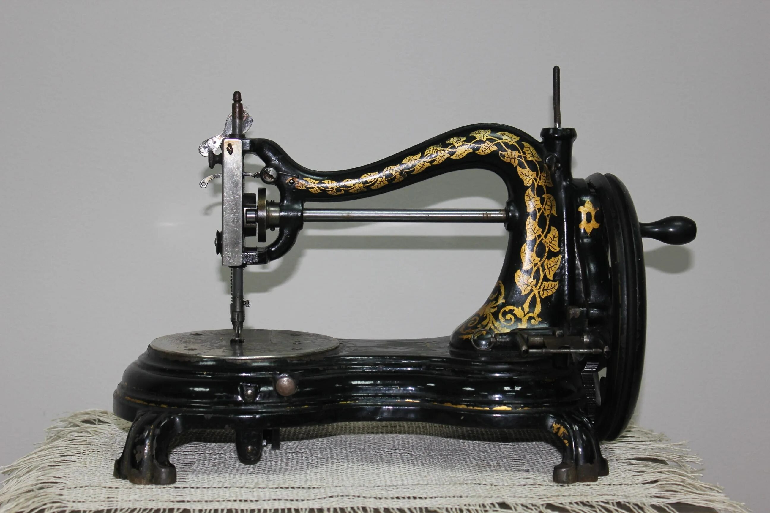 Французские швейные машинки. Швейная машинка (Zinger super 2001). Швейная машинка Зингер s010l. Швейная машина Исаака Зингера. Зингер швейная машинка 1902н.