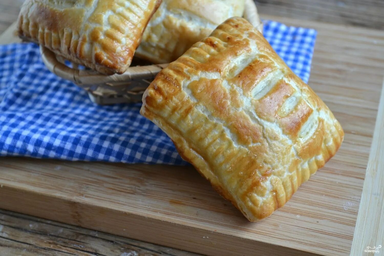 Вкусные рецепты из слоеного бездрожжевого теста. Слойки из дрожжевого теста. пирожки из слоеного дрожжевого теста. слойки из бездрожжевого теста. выпечка из слоёного теста бездрожжевого.