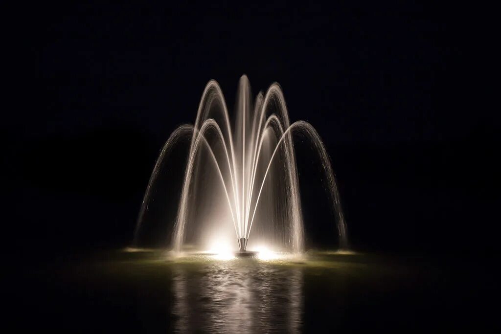 Светящийся фонтан в пустыне. Подсветка струи фонтана. Московский 165 светопроекция фонтаны. Световой фонтан. Новогодний фонтан у адмиралтейства в санкт-петербурге.