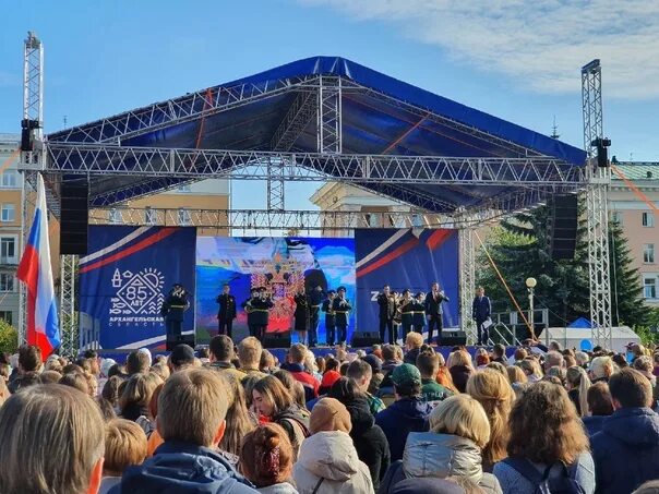 Концерт на площади. Концерт на Васильевском спуске. Сейчас в площади концерт. Концерт на красной площади 30 сентября.