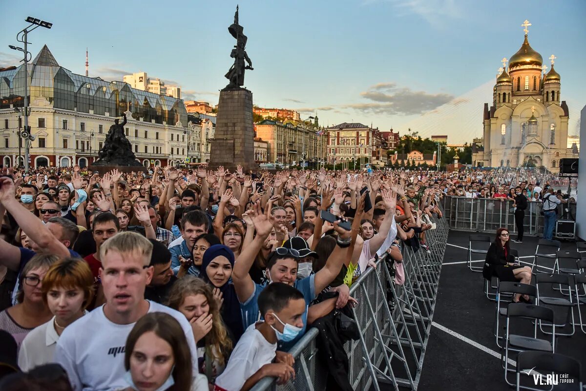 Выступление владивосток. Концерт во владивостокет на площади. люди на площади смотрят концерт. сегодня можно смотреть. концерт. в. санкт. петербурге. а как быть там идет концерт посмотреть.