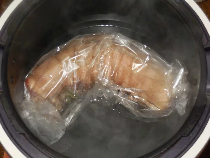 Можно ли варить пакет. Пакеты для варки мяса. рулька вареная в пакете. рулет из свиной брюшины вареный. рулет из брюшины вареный.