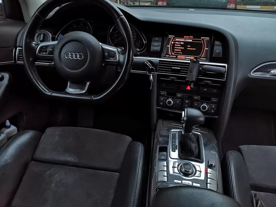 Купить ауди автомат. MMI Audi rs6. Audi rs6 c6 салон. Audi rs6 кнопки MMI. Черные кнопки салона Audi a6 c6.