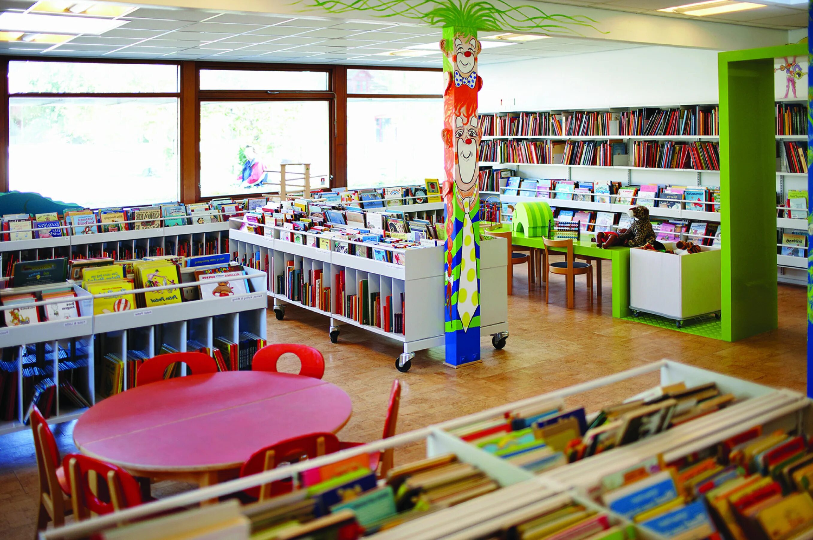 School library. Современная библиотека в школе. Мебель для читального зала детской библиотеки. Читальный зал в школе. Библиотечное пространство в школе.