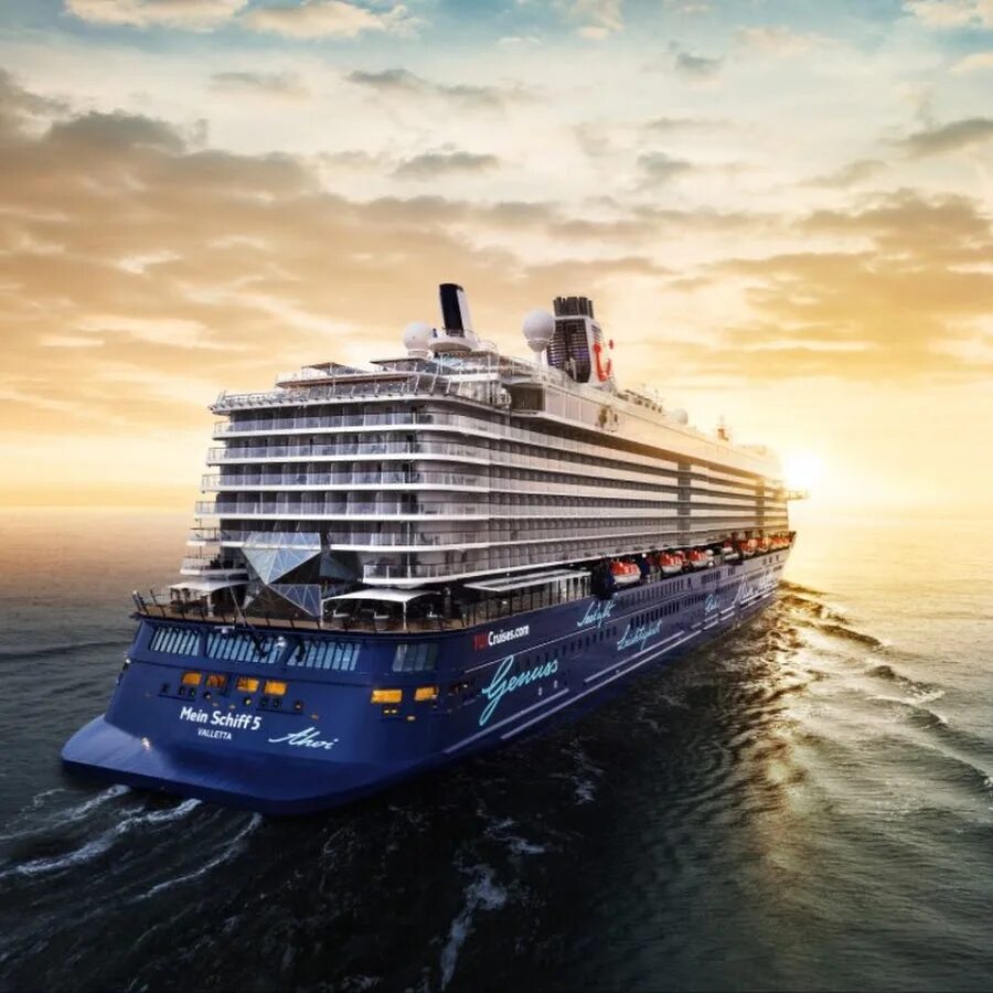 Круиз волга дрим. Msc meraviglia круизный лайнер. Красивые лайнеры. Теплоход на волге самара. Теплоход-пансионат «огни большого города».