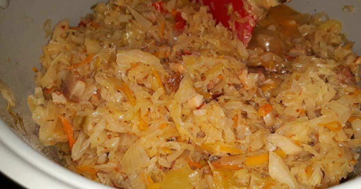 Тушеная квашеная капуста. Капуста с тушенкой. Тушёная квашеная капуста с мясом. Капуста тушёная с тушенкой.