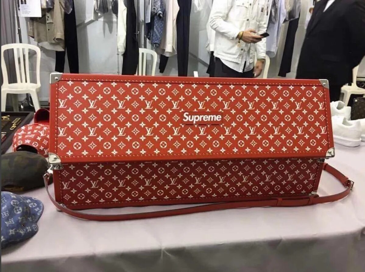 Lv fw 2022. Коллаборация луи виттон. Коллаборация supreme и louis vuitton. Такаси мураками louis vuitton. Луи витон коллаборация суприм.