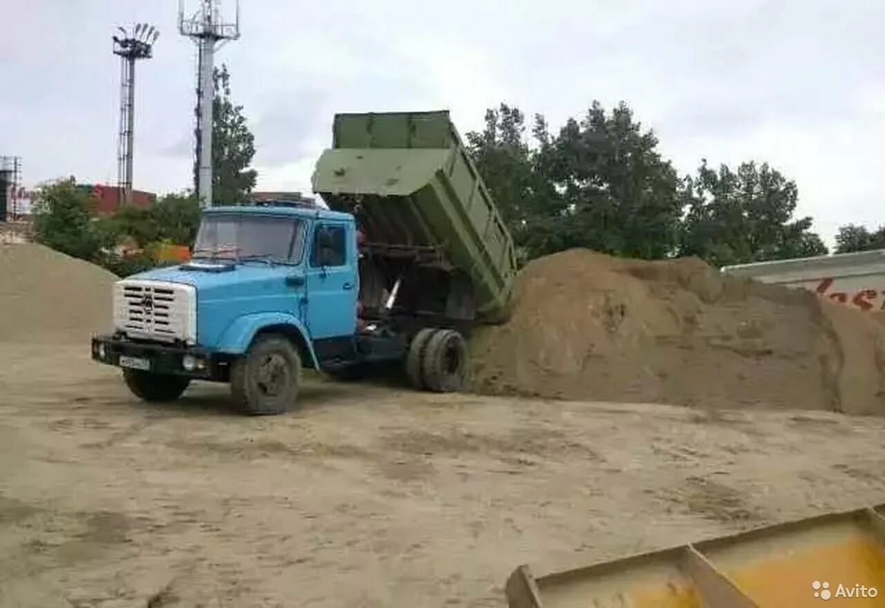 Пгс зил. Зил 130 с песком. 5 кубов песка зил. песок щебень камаз зил. зил 130 самосвал с песком.