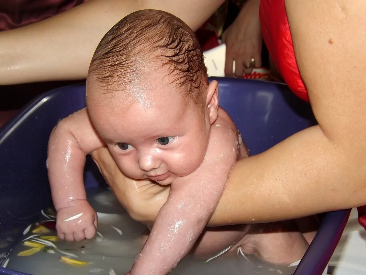 Как подмывать новорожденного мальчика. Подмывание ребенка. Подмывание новорожденного. Подмывание новорожденных детей. Подмывание новорожденного мальчика.