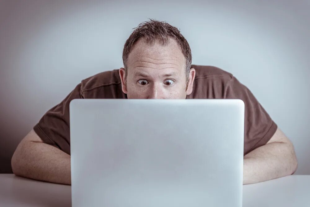 Ботаник поправляет очки. Staring at. Staring at. Удивленный парень. Staring at.