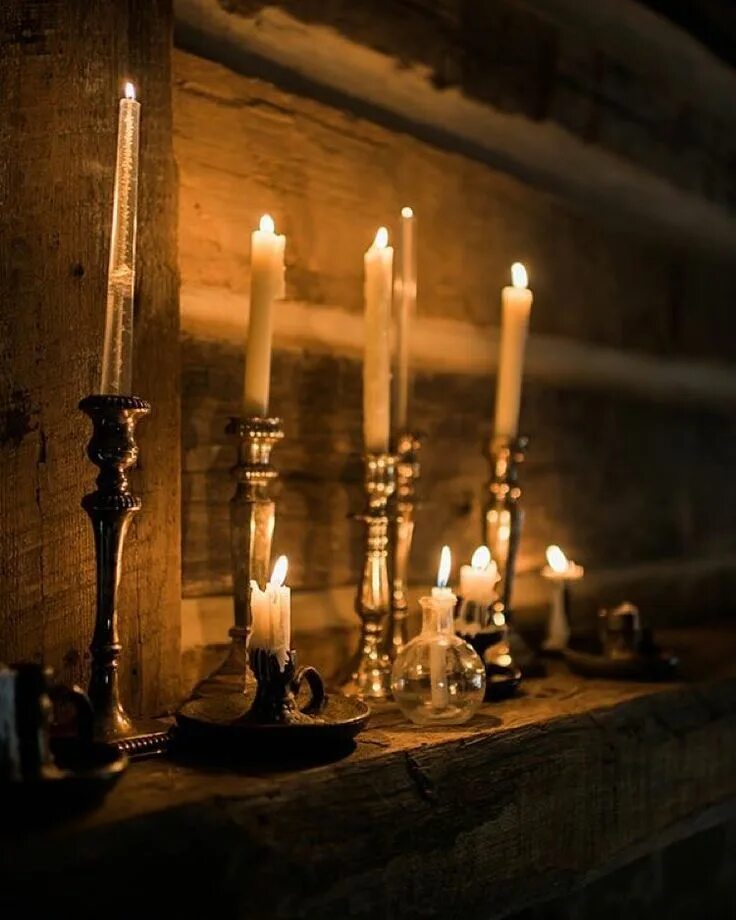 пройти дом со свечкой. девушка при свечах. пройти дом со свечкой. свечи магия. свечи фон.