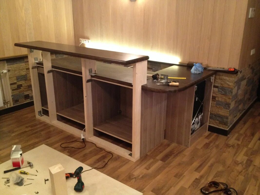 Каркас барной стойки. Разноуровневая барная стойка. Барная стойка своими. Барная стойка из дерева. Стол-стойка для кухни.