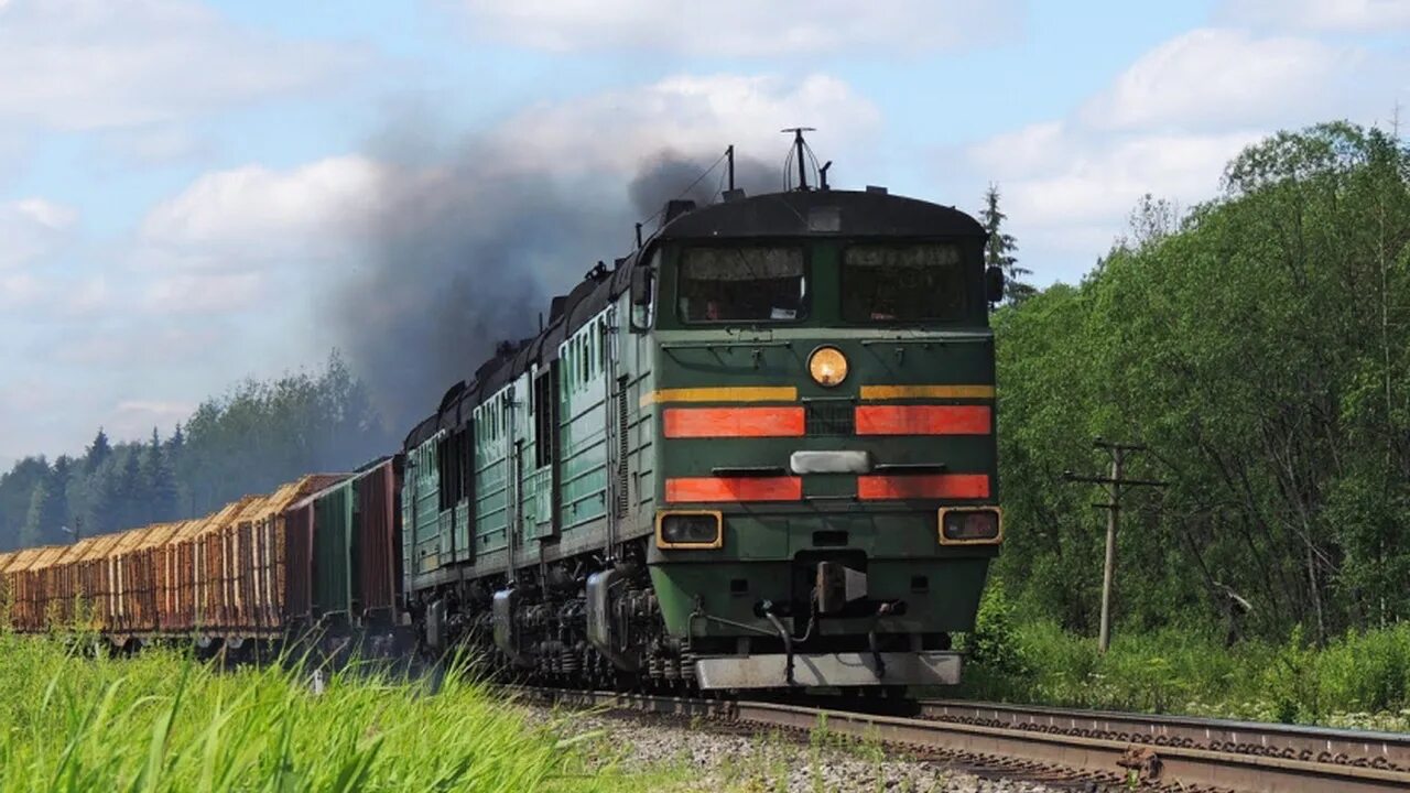 Пассажирский поезд едет за товарным. Тепловоз 3тэ10у с грузовым. Тепловоз 3тэ10у. Тепловоз 3тэ10м РЖД. Локомотив 3тэ10.