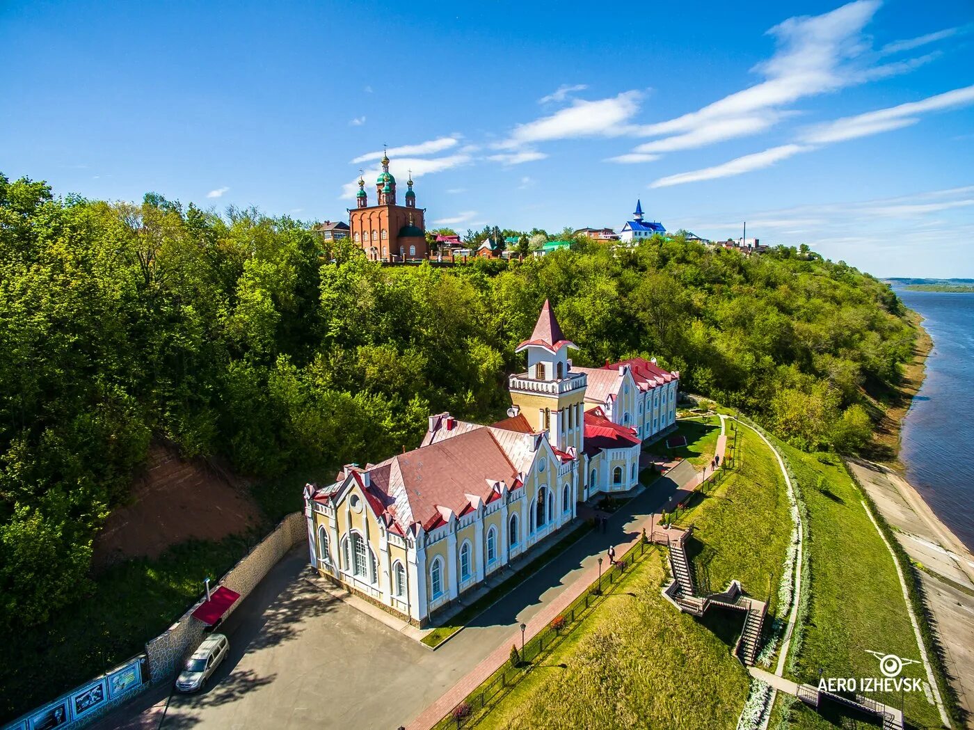 Дом купца П.Ф. Корешева. Адрес - г. Сарапул, ул. Красная площадь, 7