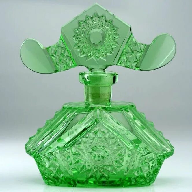 Духи Lalique зеленый флакон. Красивые флаконы для духов. Духи в зеленом флаконе. Духи Винтаж зеленая бутылочка. Туалетная вода зеленый флакон