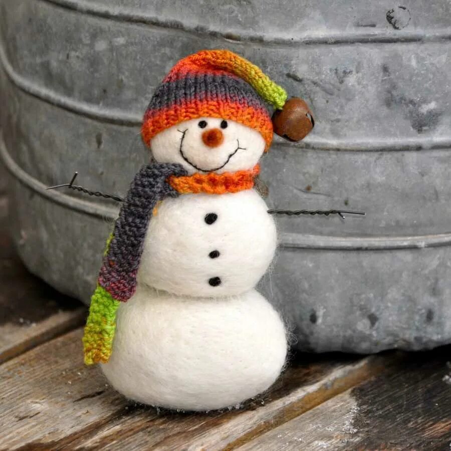 Поделка снеговик. Снеговик из шерсти для валяния. Снеговик из валяной шерсти. Сухое валяние Снеговик. Новогодние снеговички из шерсти.