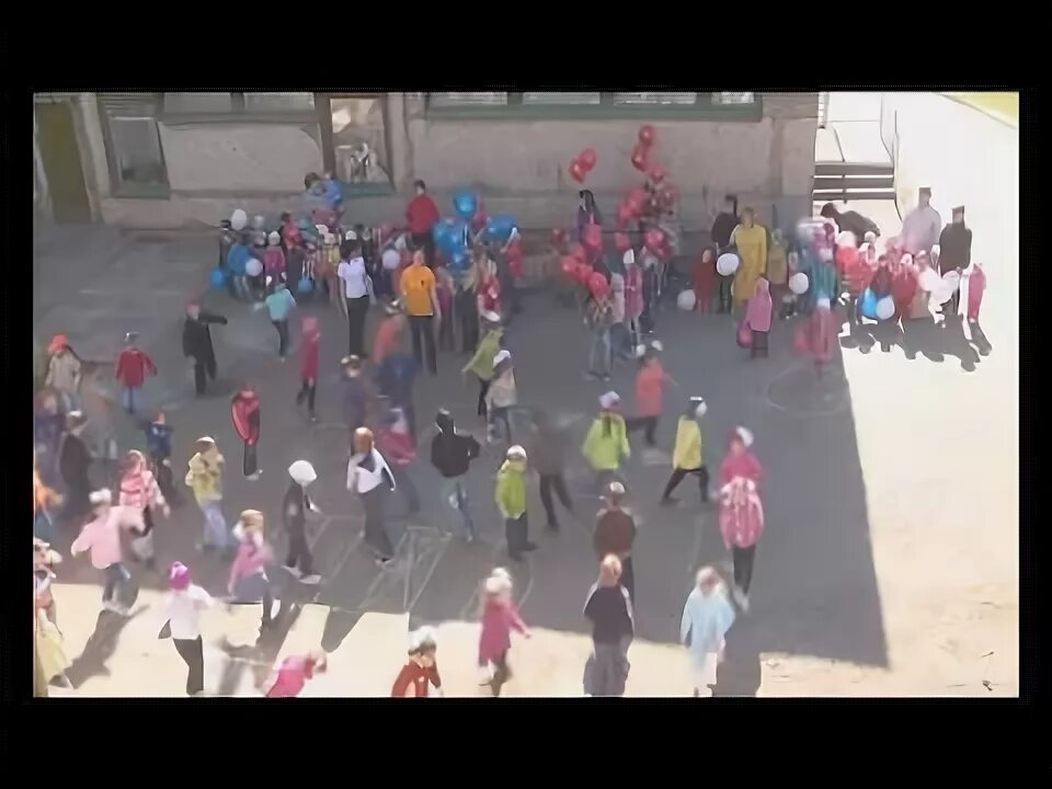 Флешмоб в доу. День матери в саду флэшмоб. Флешмоб в дет саду. Эстафеты на день здоровья в детском саду на улице. Флэшмоб родителей на выпускной в детском саду.