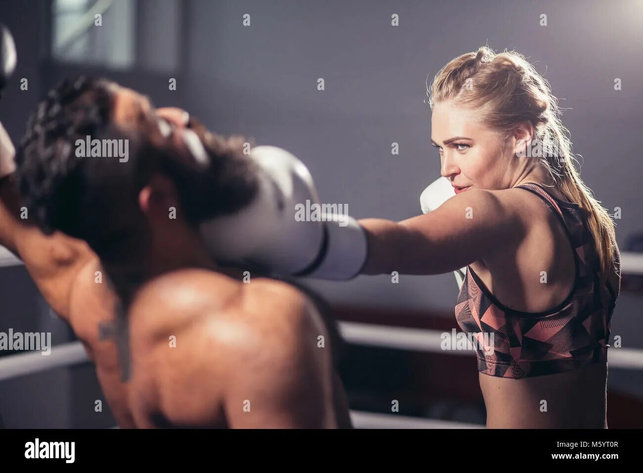 Бокс мужчина против женщины. Бокс девушка против парня. Бокс мужик против женщины. Спарринг мужчины и женщины. Бокс девушки.