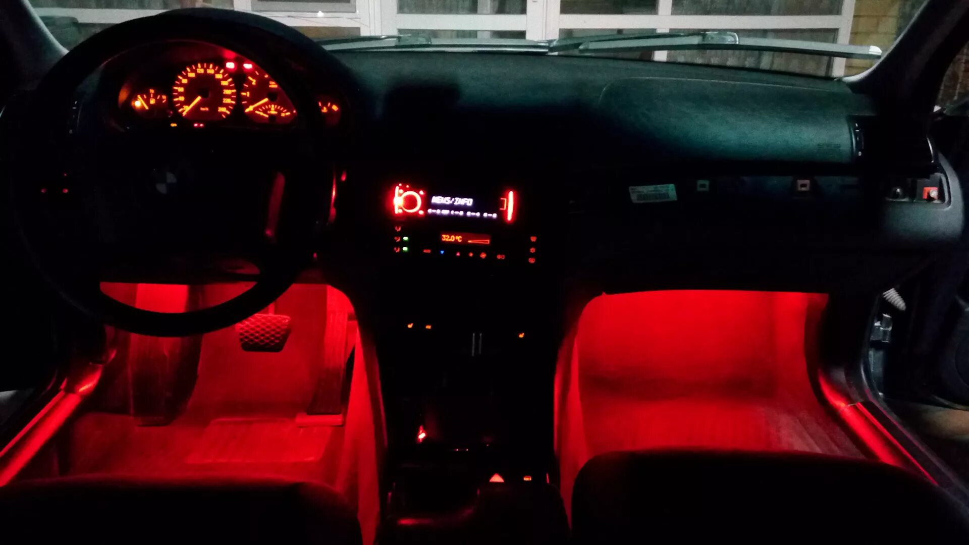 Подсветка е39. Подсветка ногами бмв е36. подсветка салона бмв е46. bmw e46 подсветка салона. бмв е36 подсветка салона.