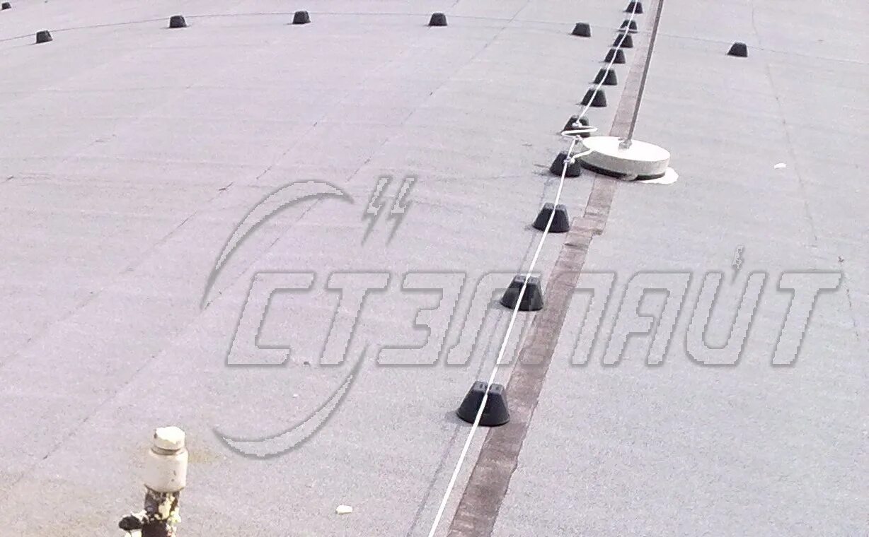 Термокомпенсаторы для молниеприемной сетки nc3063. Компенсатор молниеприемной сетки. Сетчатая молниезащита зданий и сооружений на кровле. Молниезащита сетка 10х10. Молниезащита плоской кровли.