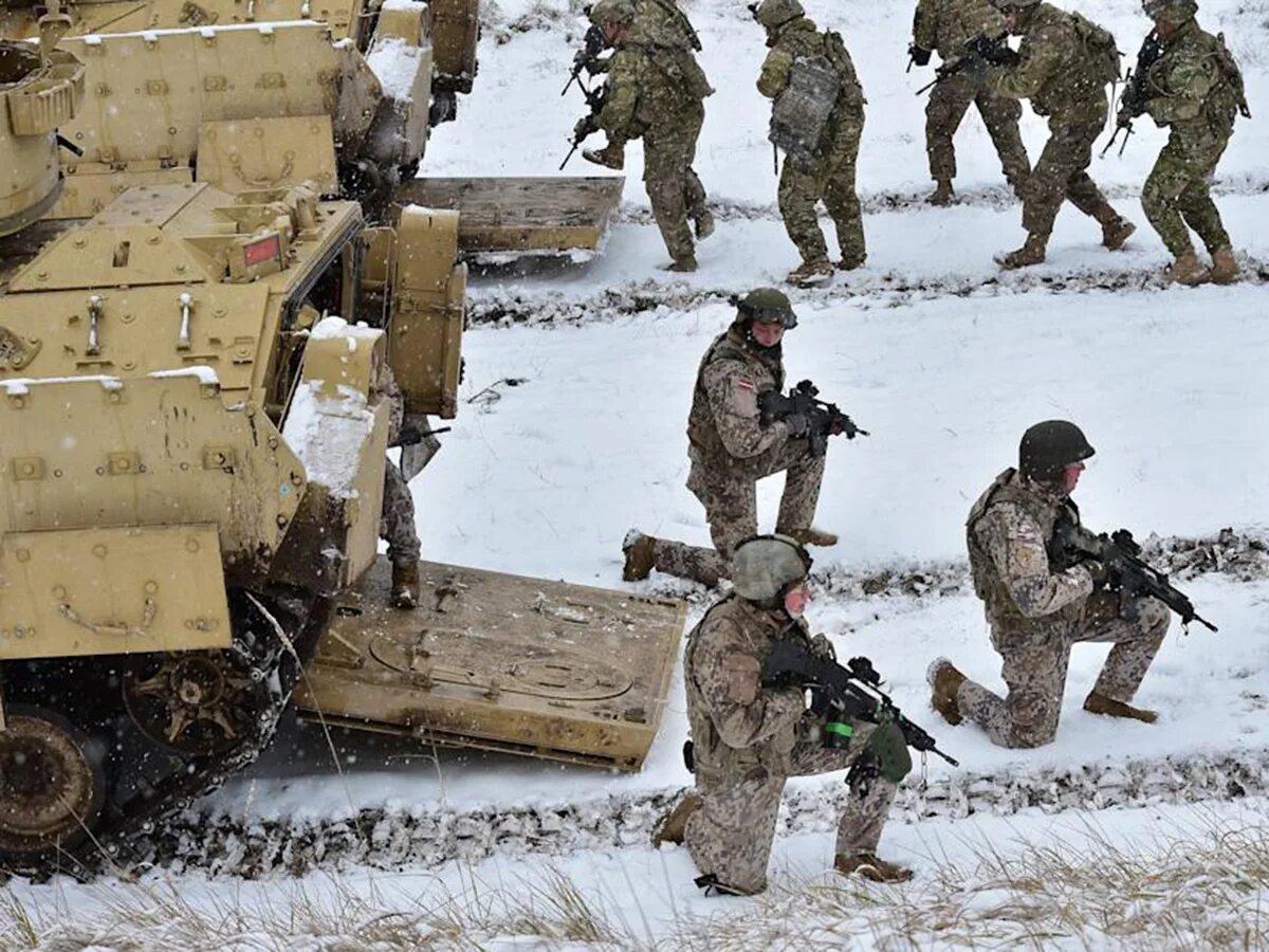 Учения мотострелковых войск. Бронетехника в косово. Мотострелковые войска учение. Косовская война армия сербии. Войска к 3 6 2.