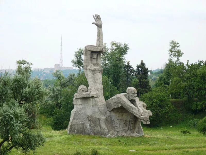 Мемориальный комплекс жертвам фашизма «змиевская балка». Памятник на змиевской балке в ростове на дону. Змиевская балка памятник в ростове. Жертвам фашизма ростов. Мемориал змиевская балка в ростове на дону.
