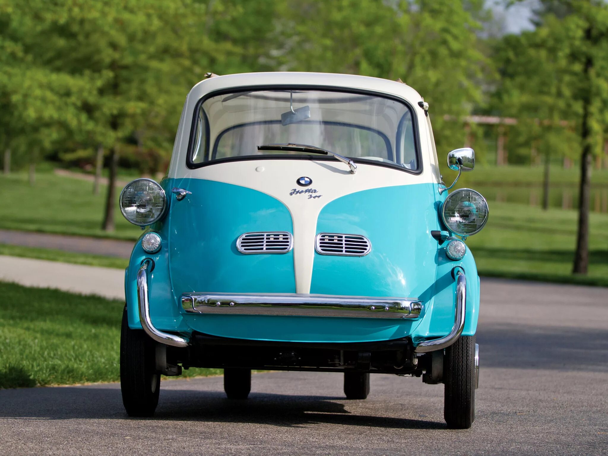Недорогие русские авто. Старые недорогие машины. Bmw изетта. Bmw isetta. Старые недорогие машины.